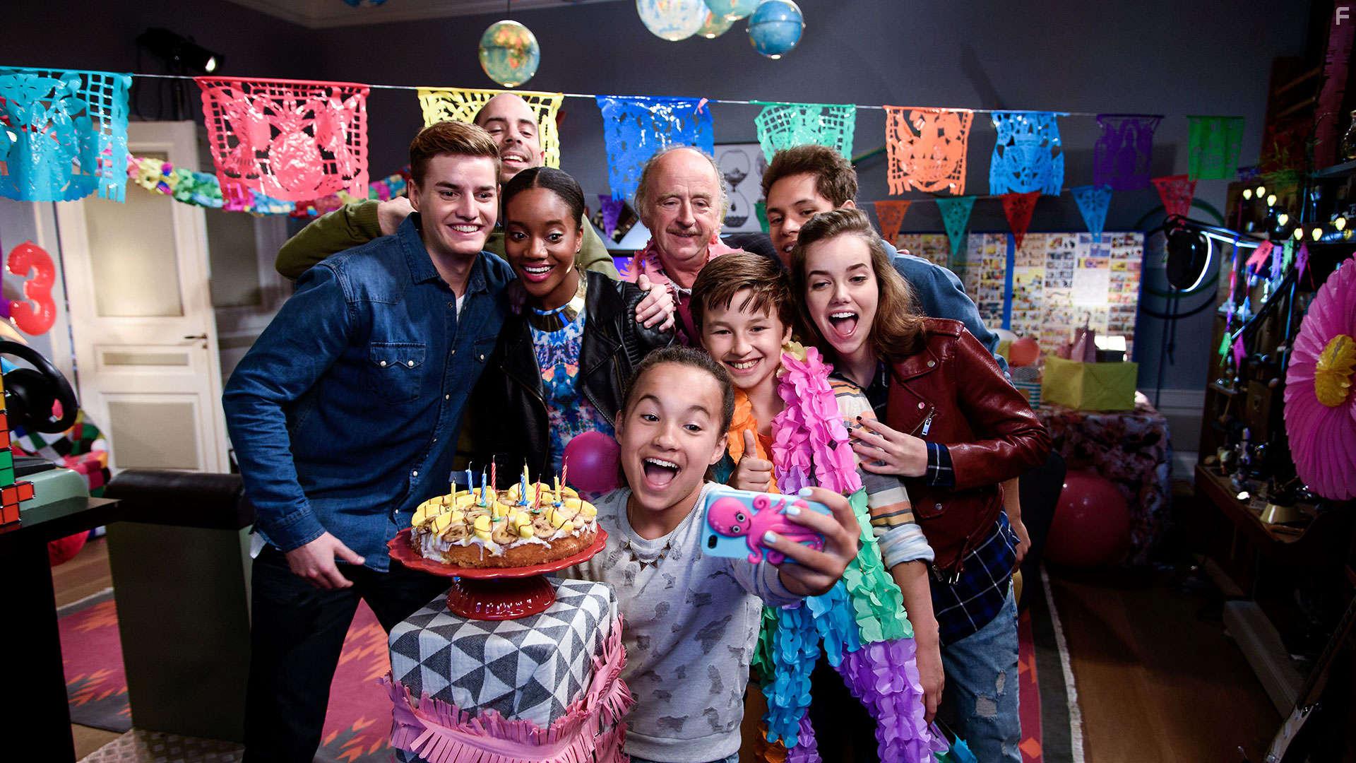 Kees Hulst, Yootha Wong-Loi-Sing, Barnaby Savage, Stony Blyden, Maemae Renfrow, Daan Creyghton, Thomas Jansen, and Kyra Isako Smith in Hunter Street (2017)