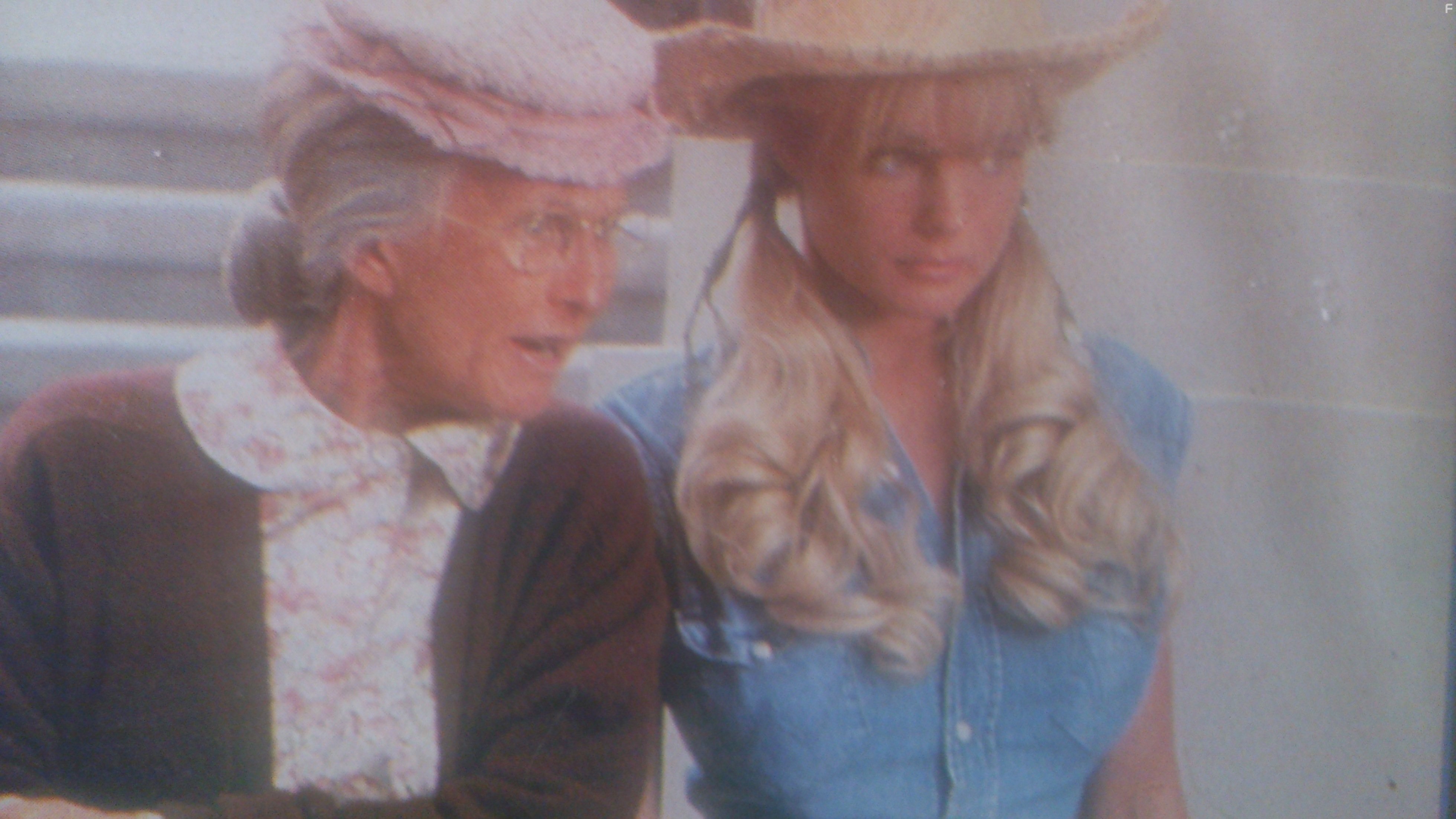 Erika Eleniak and Cloris Leachman in Деревенщина из Беверли-Хиллз (1993)