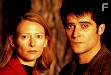Tilda Swinton and Goran Visnjic in На самом дне (2001)