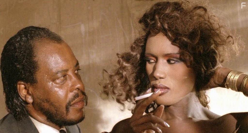 Grace Jones and Sy Richardson in Прямо в ад (1986)
