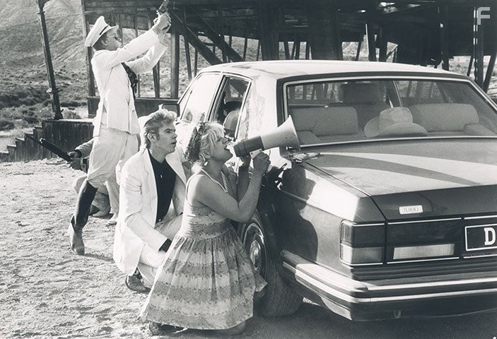 Jim Jarmusch and Courtney Love in Прямо в ад (1986)