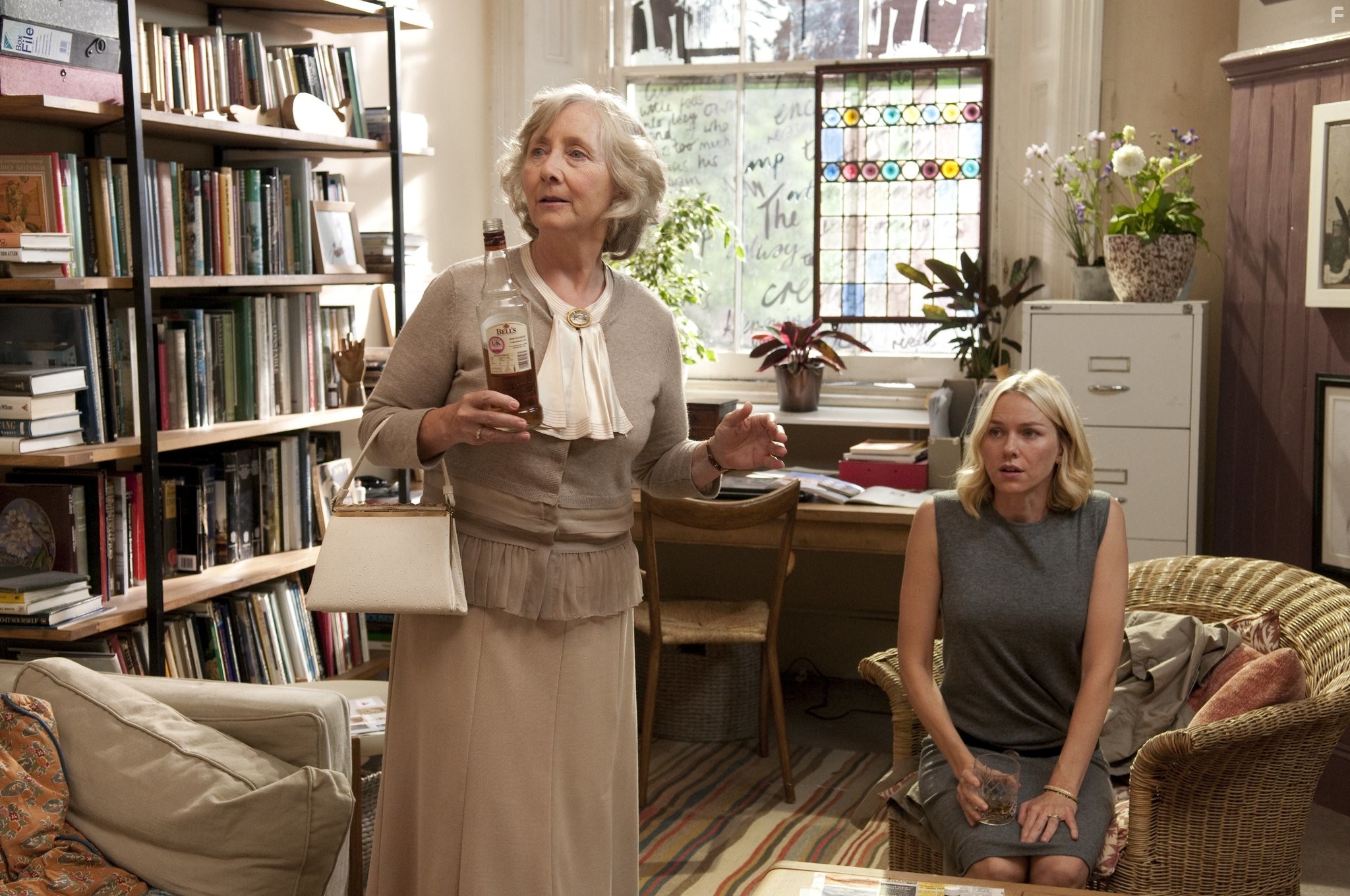 Gemma Jones and Naomi Watts in Ты встретишь таинственного незнакомца (2010)