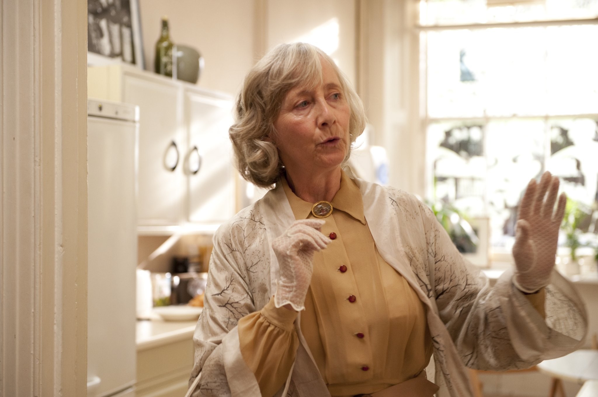 Gemma Jones in Ты встретишь таинственного незнакомца (2010)