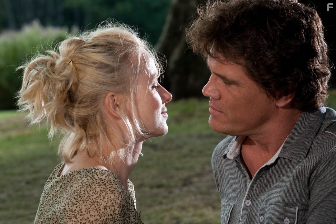 Josh Brolin and Naomi Watts in Ты встретишь таинственного незнакомца (2010)