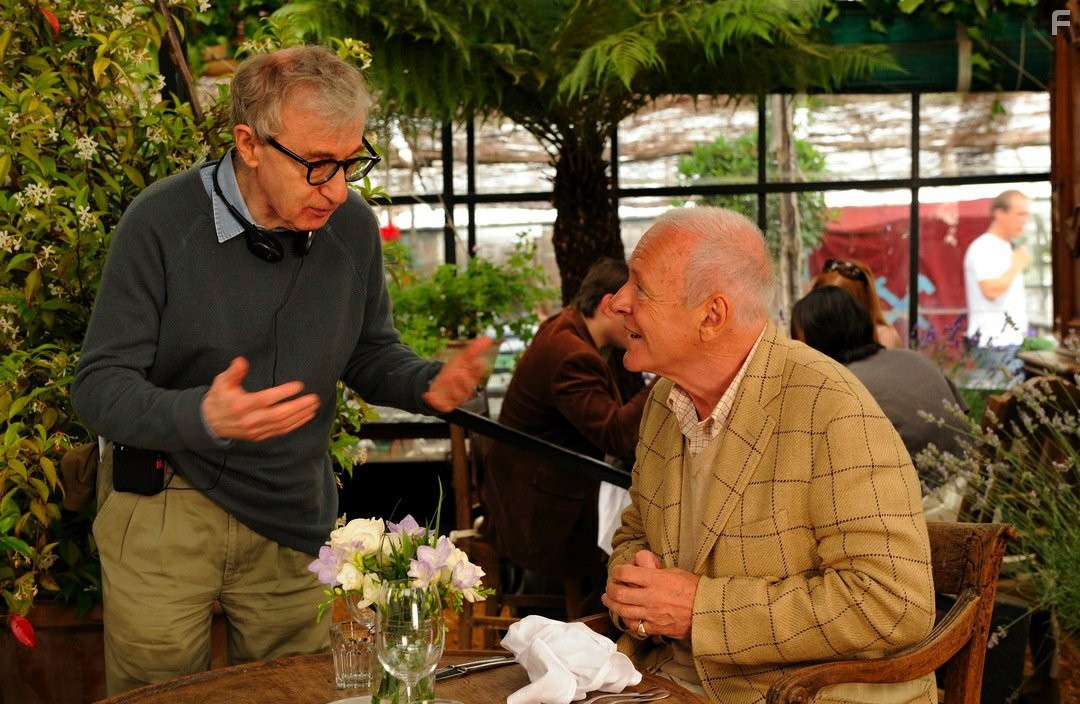 Woody Allen and Anthony Hopkins in Ты встретишь таинственного незнакомца (2010)