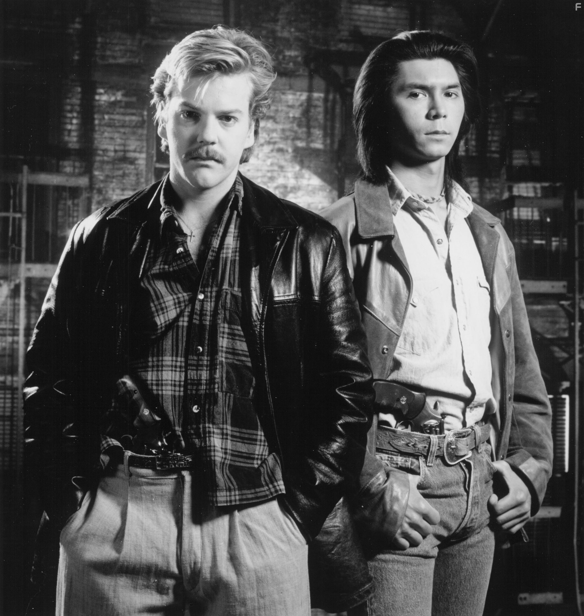 Kiefer Sutherland and Lou Diamond Phillips in Под прикрытием (1989)