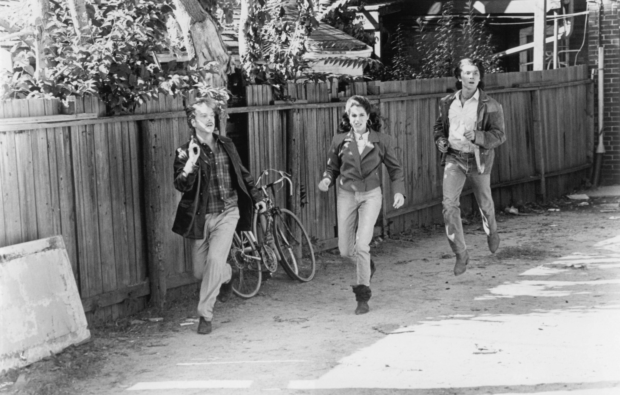 Jami Gertz, Kiefer Sutherland, and Lou Diamond Phillips in Под прикрытием (1989)