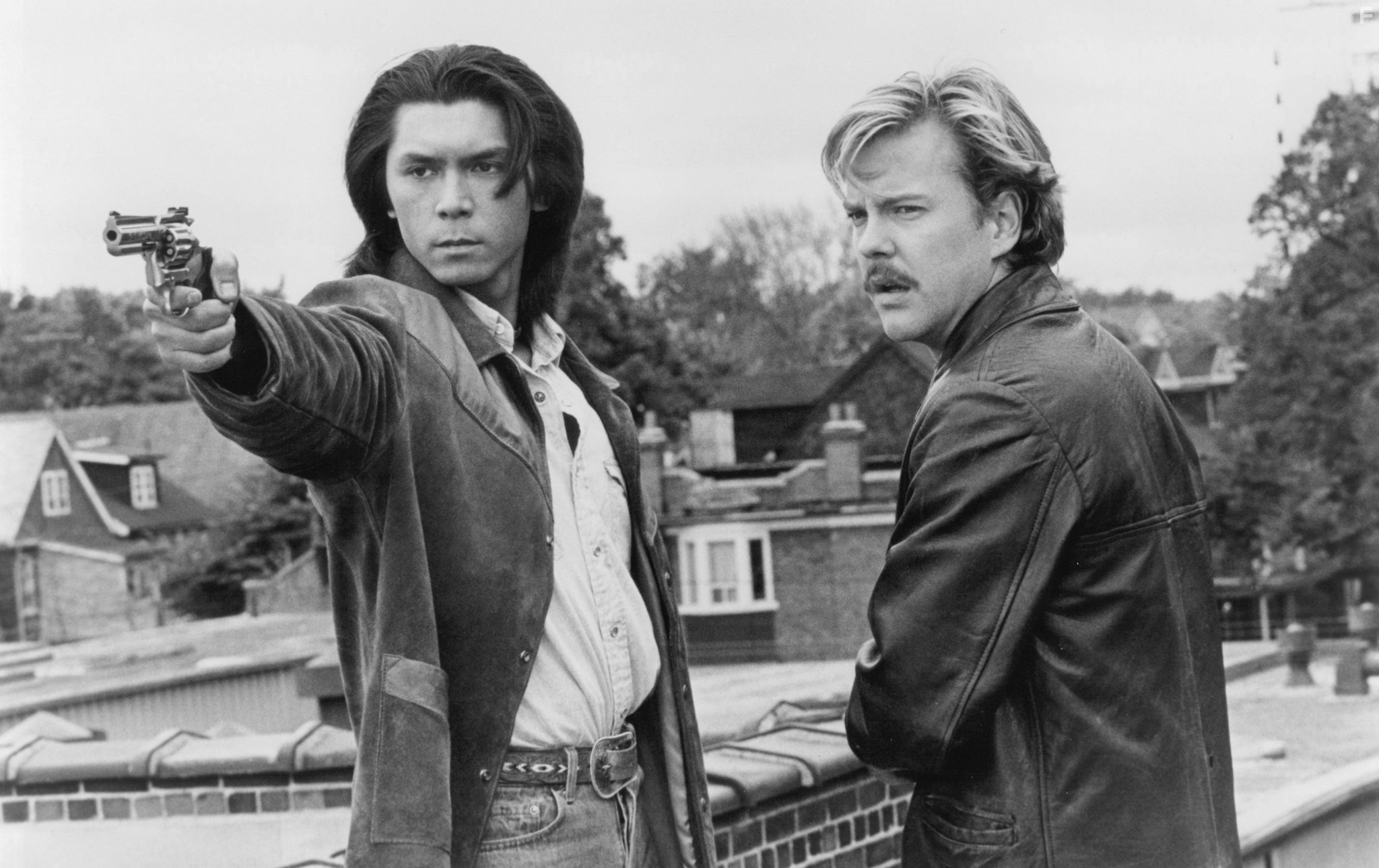Kiefer Sutherland and Lou Diamond Phillips in Под прикрытием (1989)