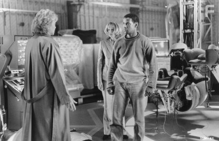 Denzel Washington, Louise Fletcher, and Kelly Lynch in Виpтуозность (1995)