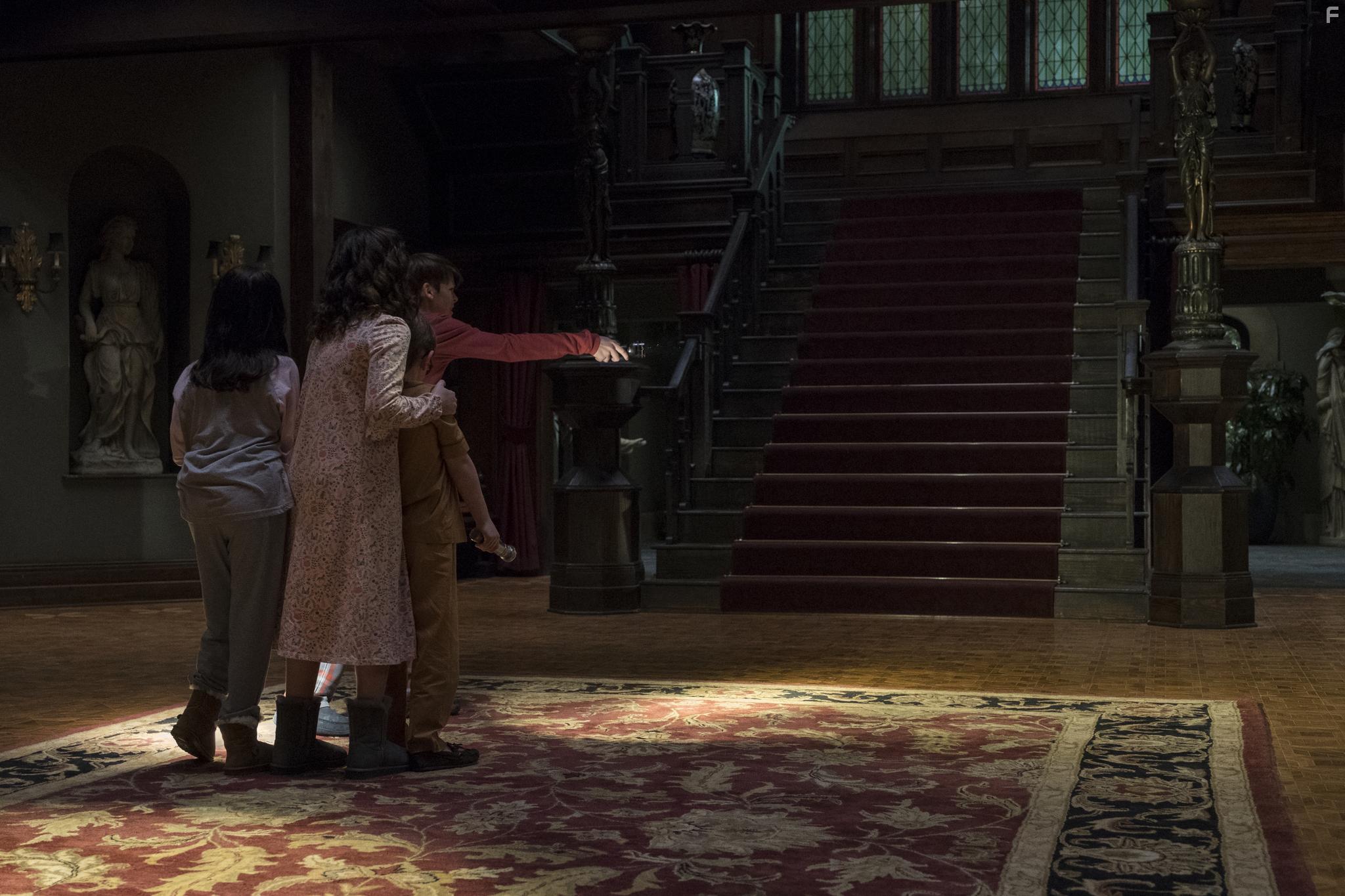 Mckenna Grace, Lulu Wilson, Julian Hilliard, and Paxton Singleton in The Haunting of Hill House (2018)