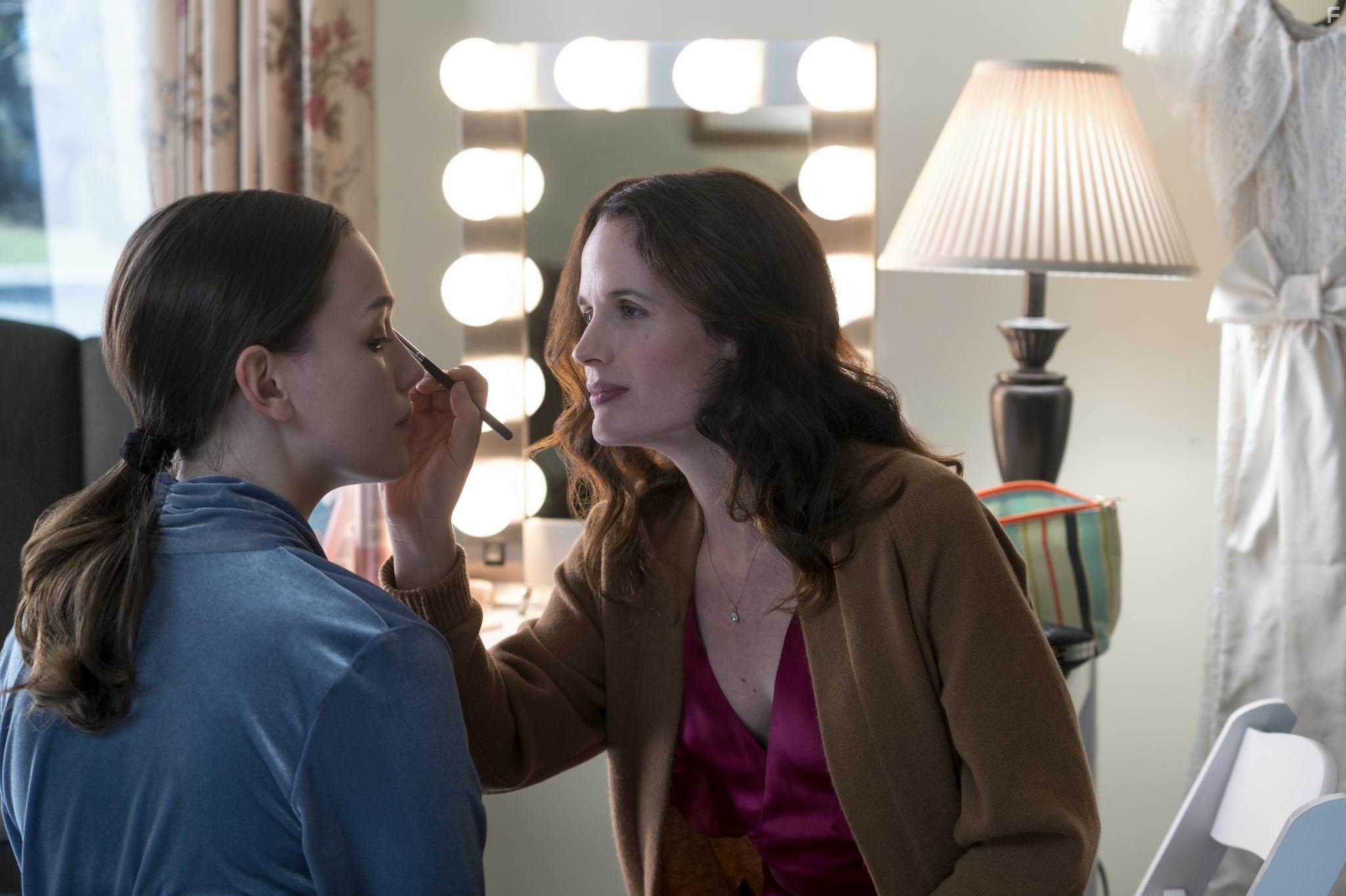 Elizabeth Reaser and Victoria Pedretti in The Haunting of Hill House (2018)