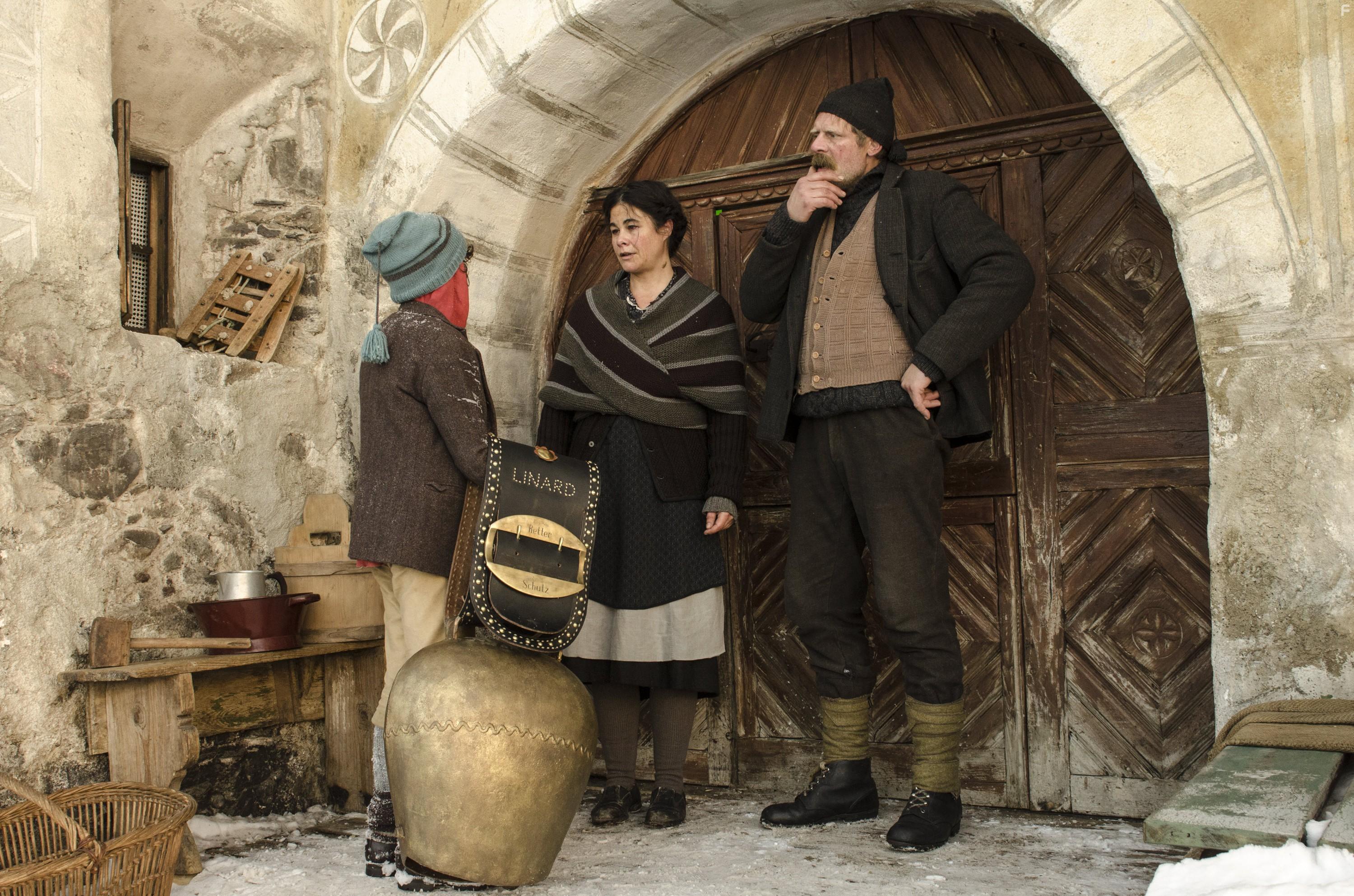 Marcus Signer, Tonia Maria Zindel, and Jonas Hartmann in Schellen-Ursli (2015)