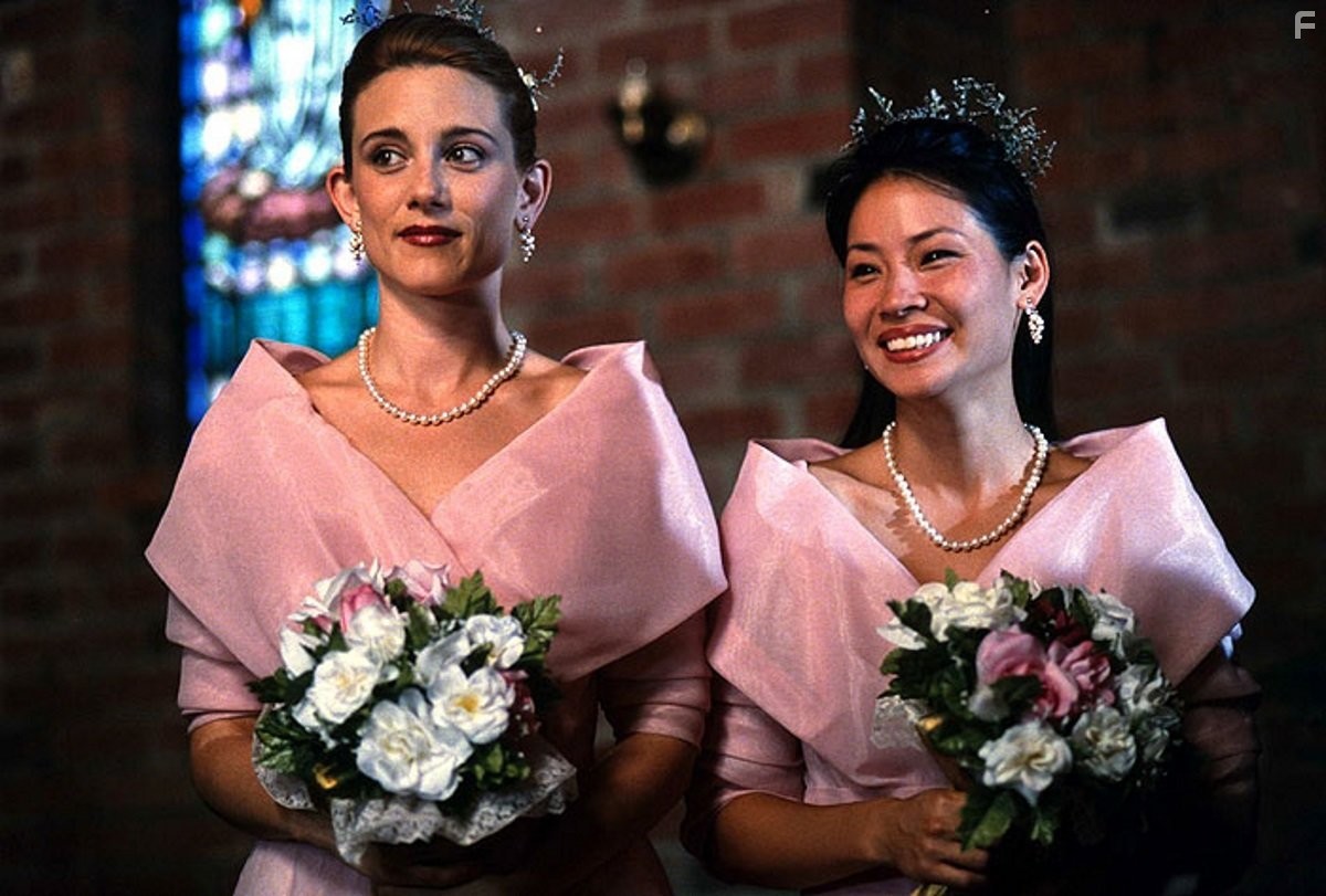 Lucy Liu and Lisa Rotondi in Брачные игры земных обитателей (1999)