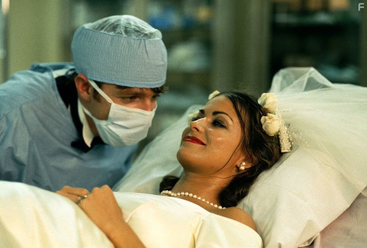 Carmen Electra and Mackenzie Astin in Брачные игры земных обитателей (1999)