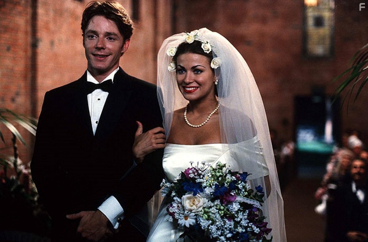 Carmen Electra and Mackenzie Astin in Брачные игры земных обитателей (1999)