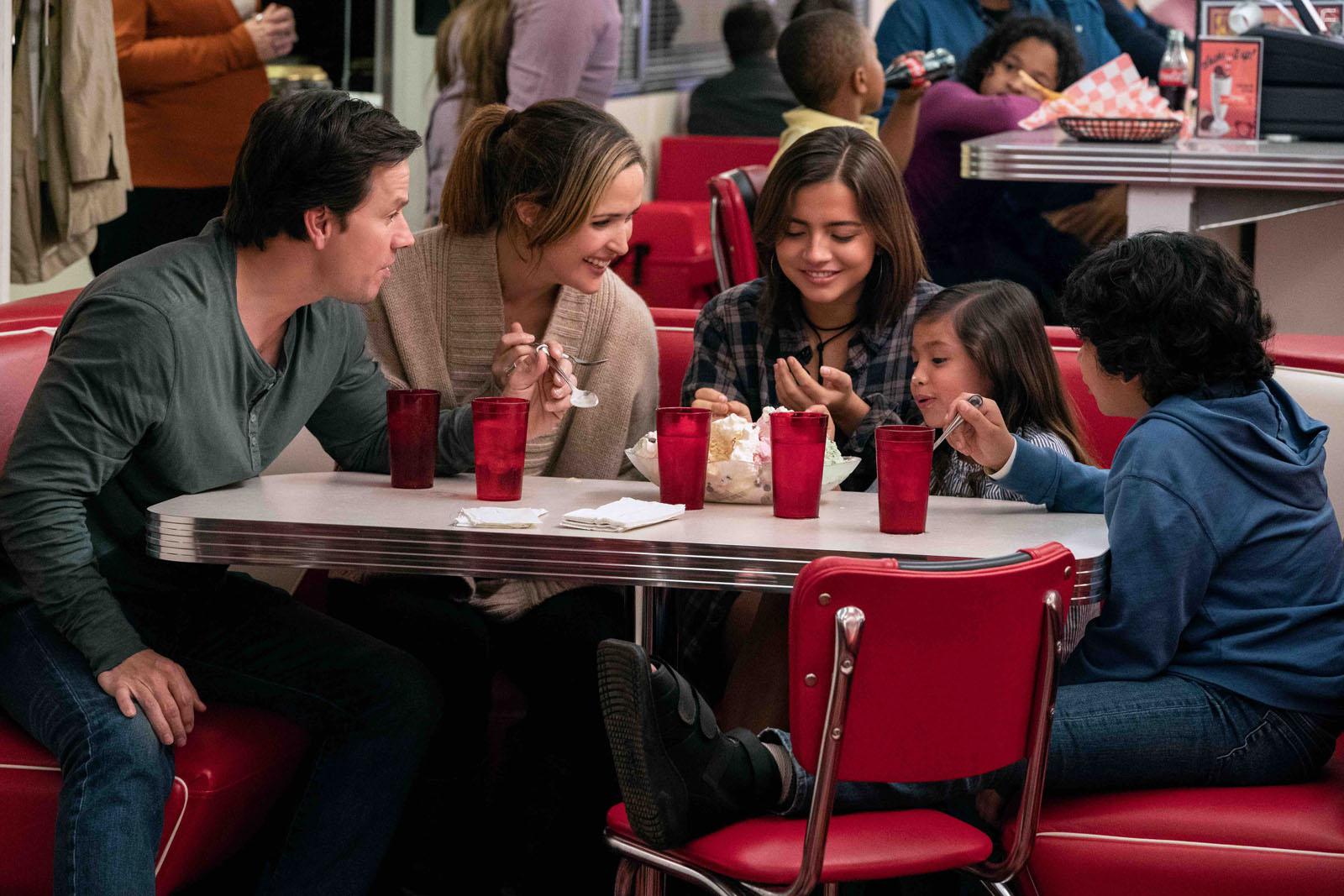 Mark Wahlberg, Rose Byrne, Gustavo Quiroz, Isabela Moner, and Julianna Gamiz in Instant Family (2018)