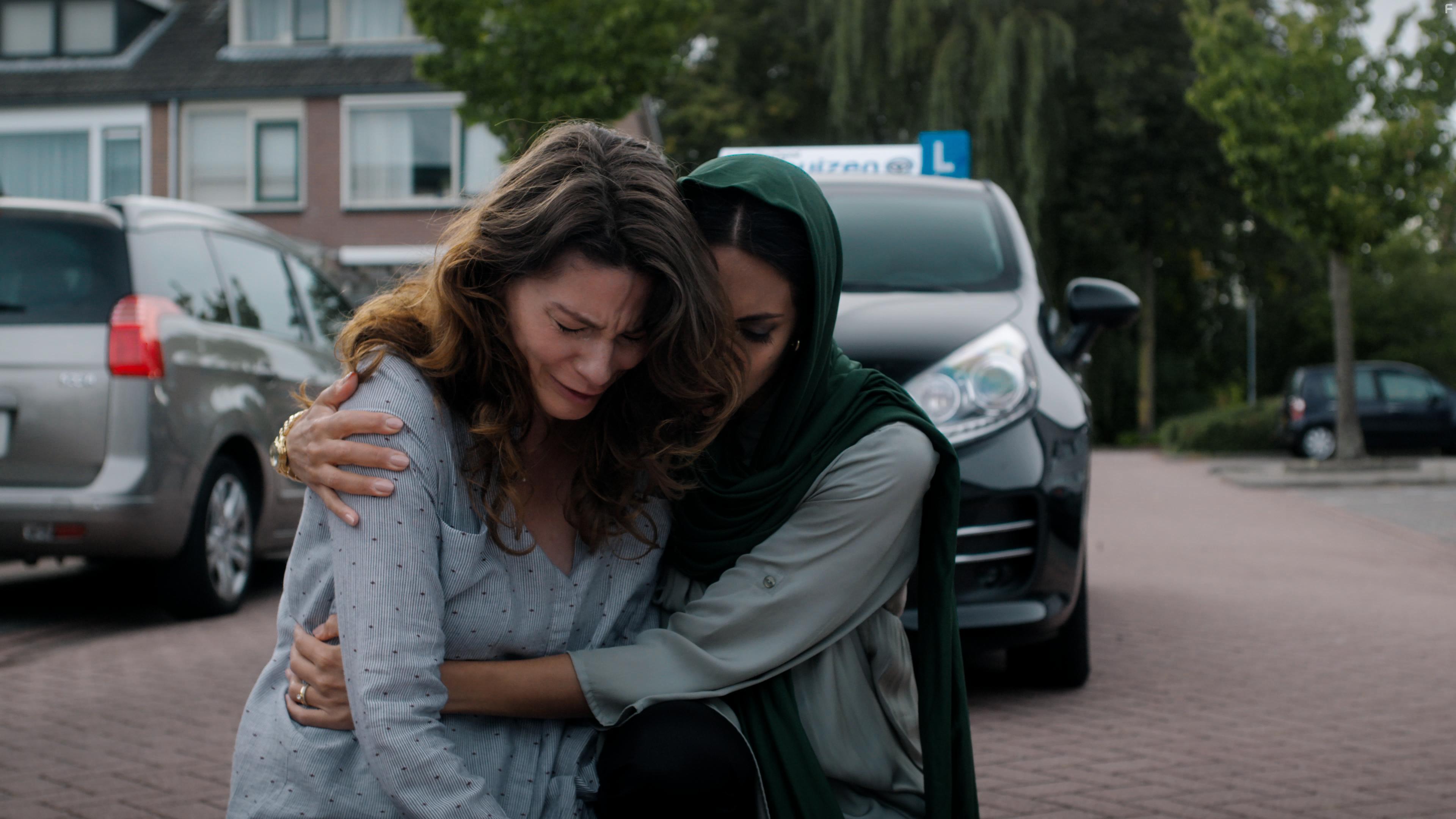 Rifka Lodeizen and Bahareh Berzuee in De 12 van Oldenheim (2017)