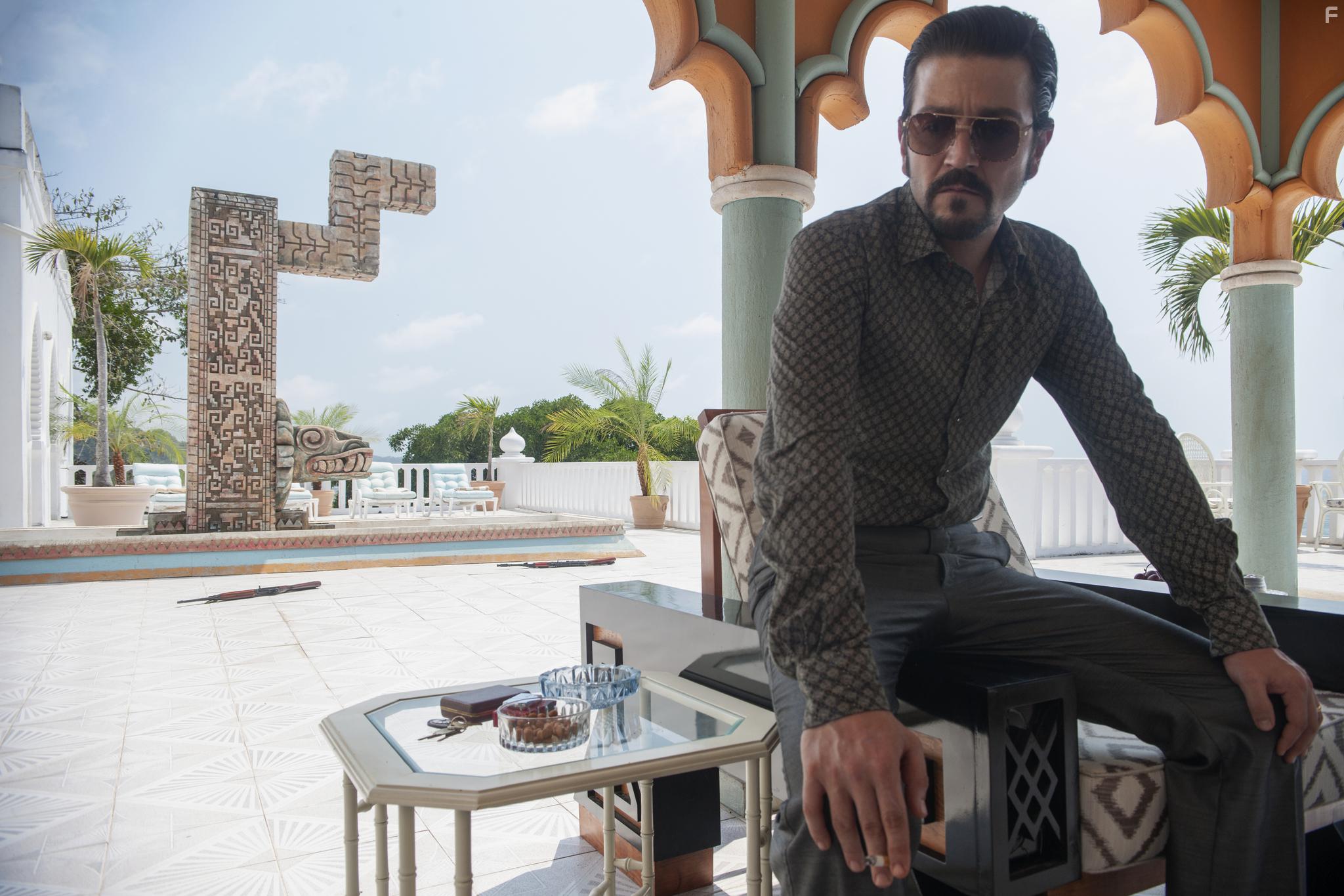 Diego Luna in Narcos: Mexico: Episode #1.10 (2018)