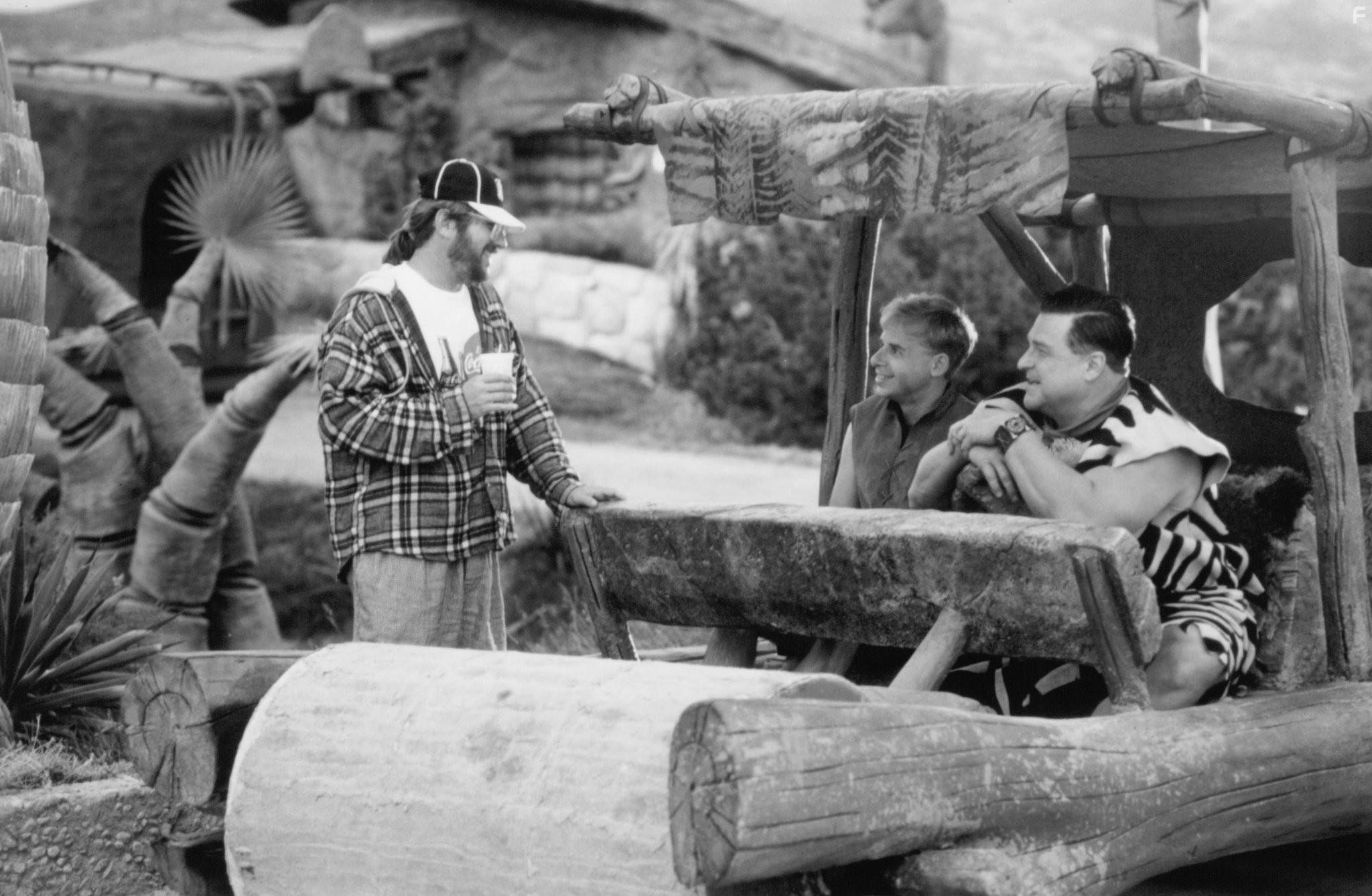 John Goodman, Rick Moranis, and Brian Levant in Флинтстоуны (1994)