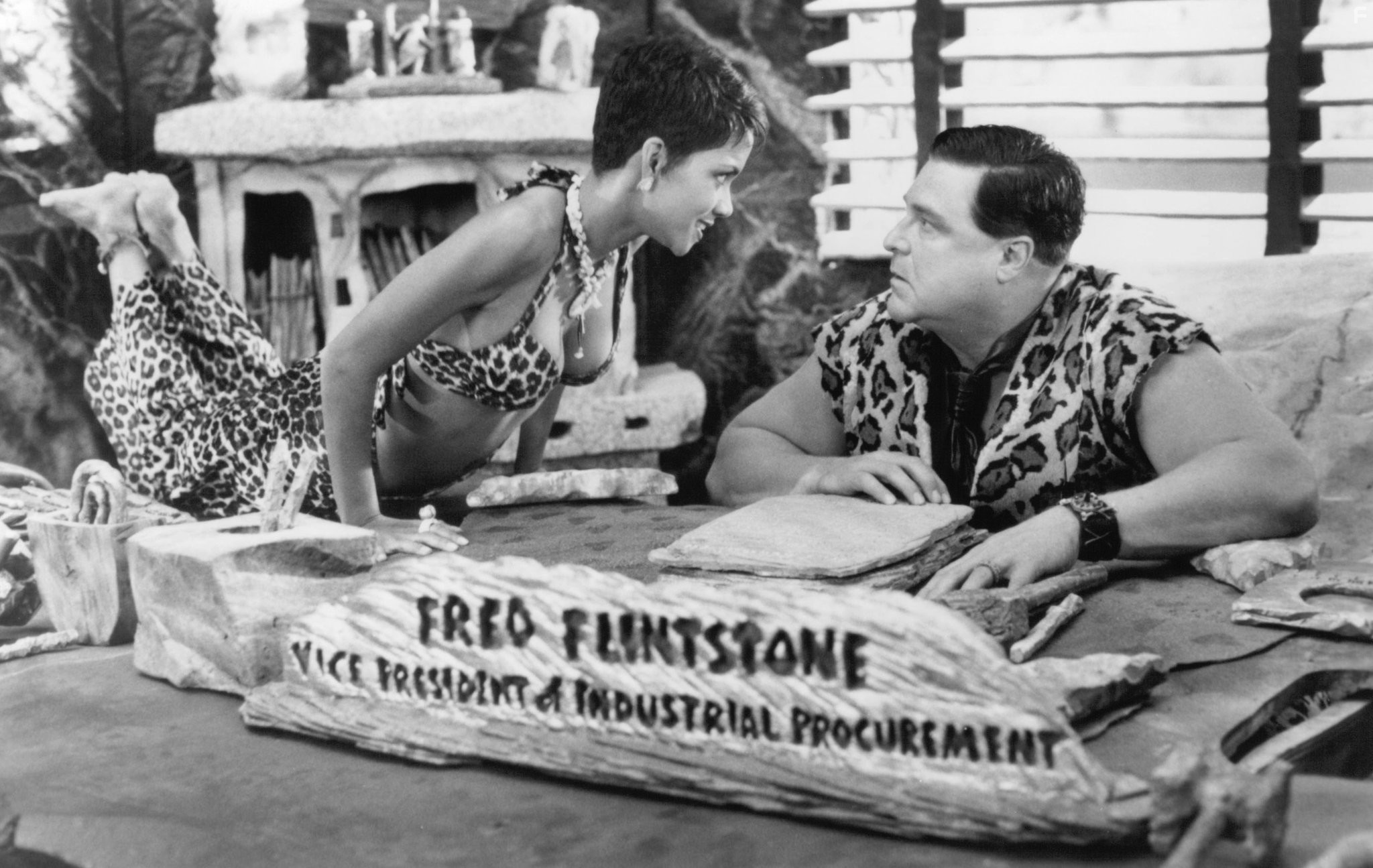 John Goodman and Halle Berry in Флинтстоуны (1994)