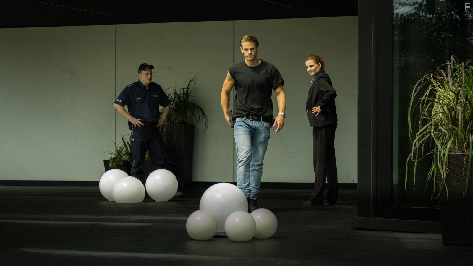 Magdalena Czerwinska, Sebastian Fabijanski, and Viet Anh Do in Ultraviolet (2017)