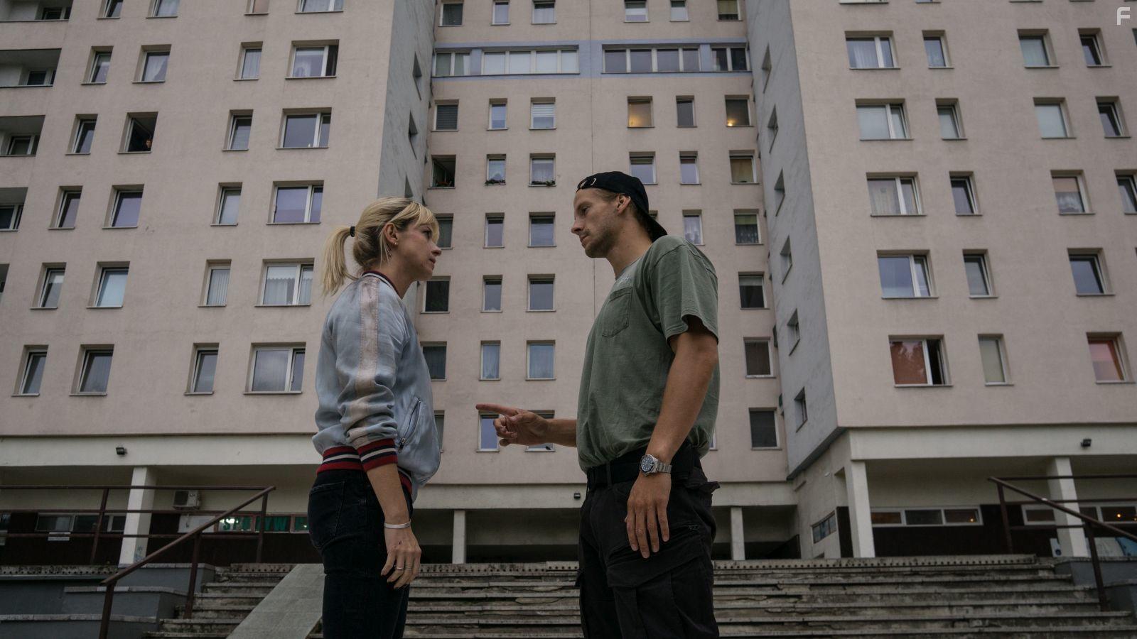 Marta Nieradkiewicz and Sebastian Fabijanski in Ultraviolet (2017)