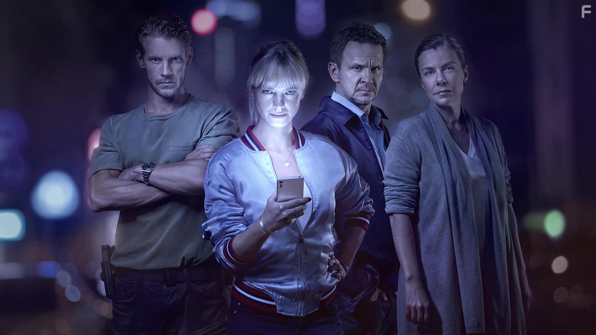 Agata Kulesza, Bartlomiej Topa, Marta Nieradkiewicz, and Sebastian Fabijanski in Ultraviolet (2017)