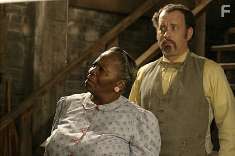 Tom Hanks and Irma P. Hall in Игры джентльменов (2004)
