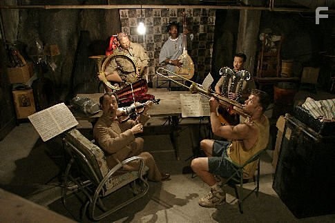 Tom Hanks, Tzi Ma, Marlon Wayans, Ryan Hurst, and J.K. Simmons in Игры джентльменов (2004)