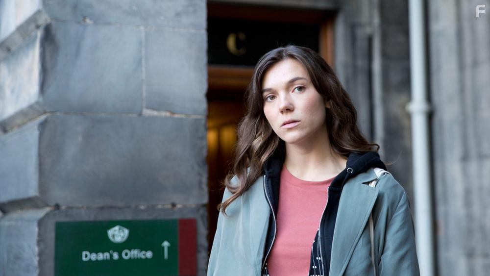 Synnove Karlsen in Clique (2017)