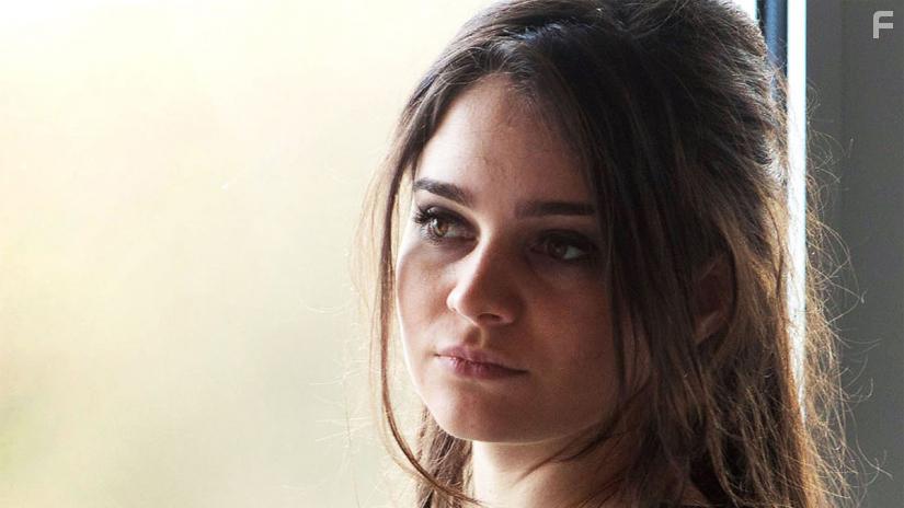 Aisling Franciosi in Clique (2017)