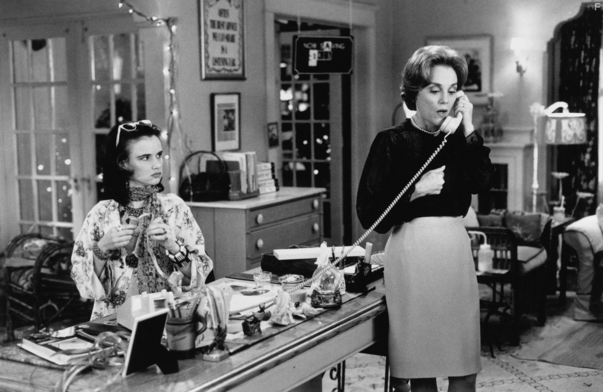 Juliette Lewis and Madeline Kahn in Совершенно чокнутый (1994)