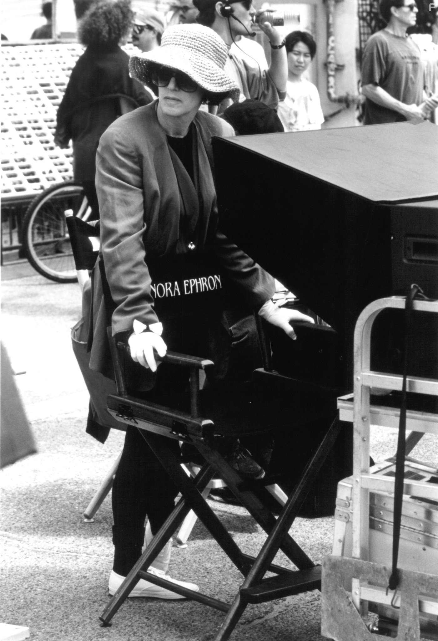 Nora Ephron in Совершенно чокнутый (1994)