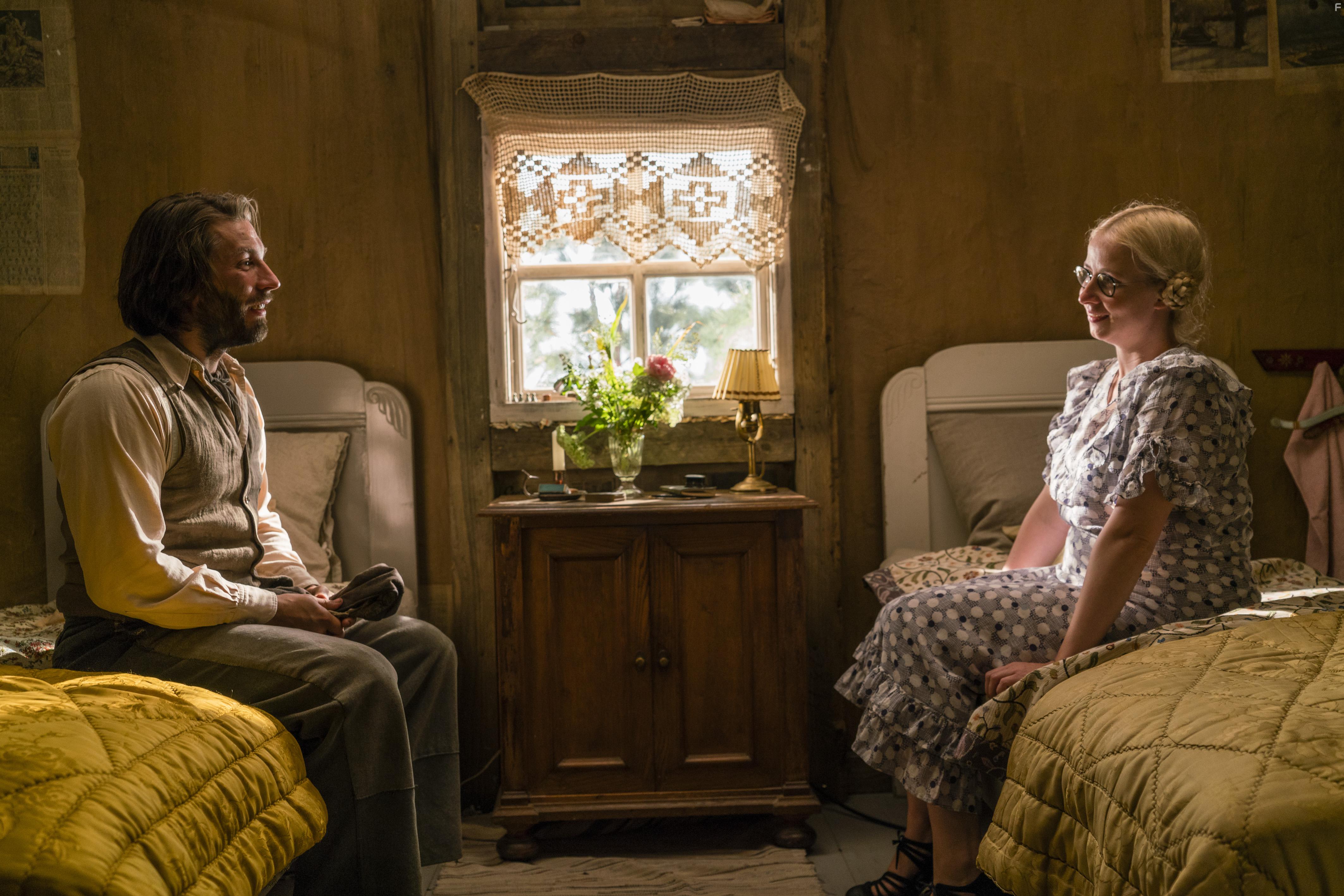 Simon Krogh Stenspil and Ulla Vejby in Badehotellet (2013)