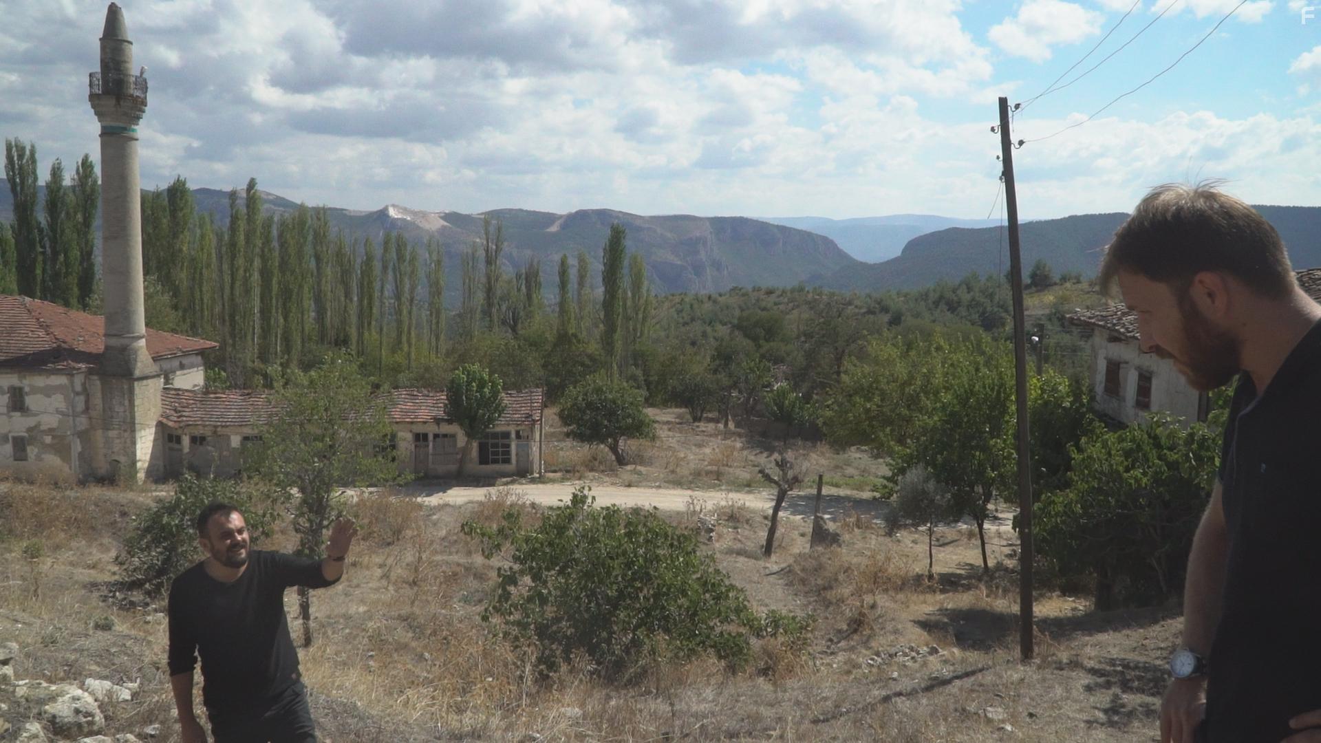 Fatih Hasanoglu and Furkan Dzen in Cin Tepesi (2018)