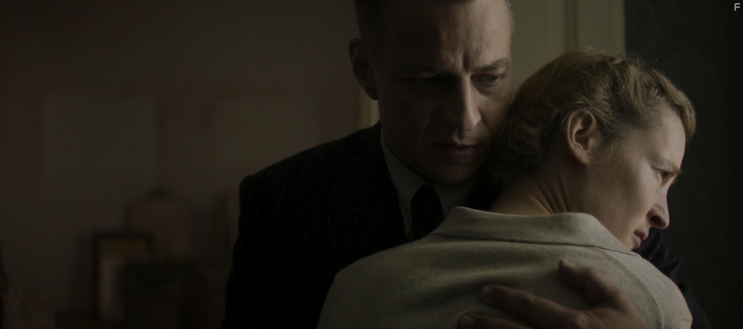 Tom Wlaschiha and Vicky Krieps in Das Boot (2018)