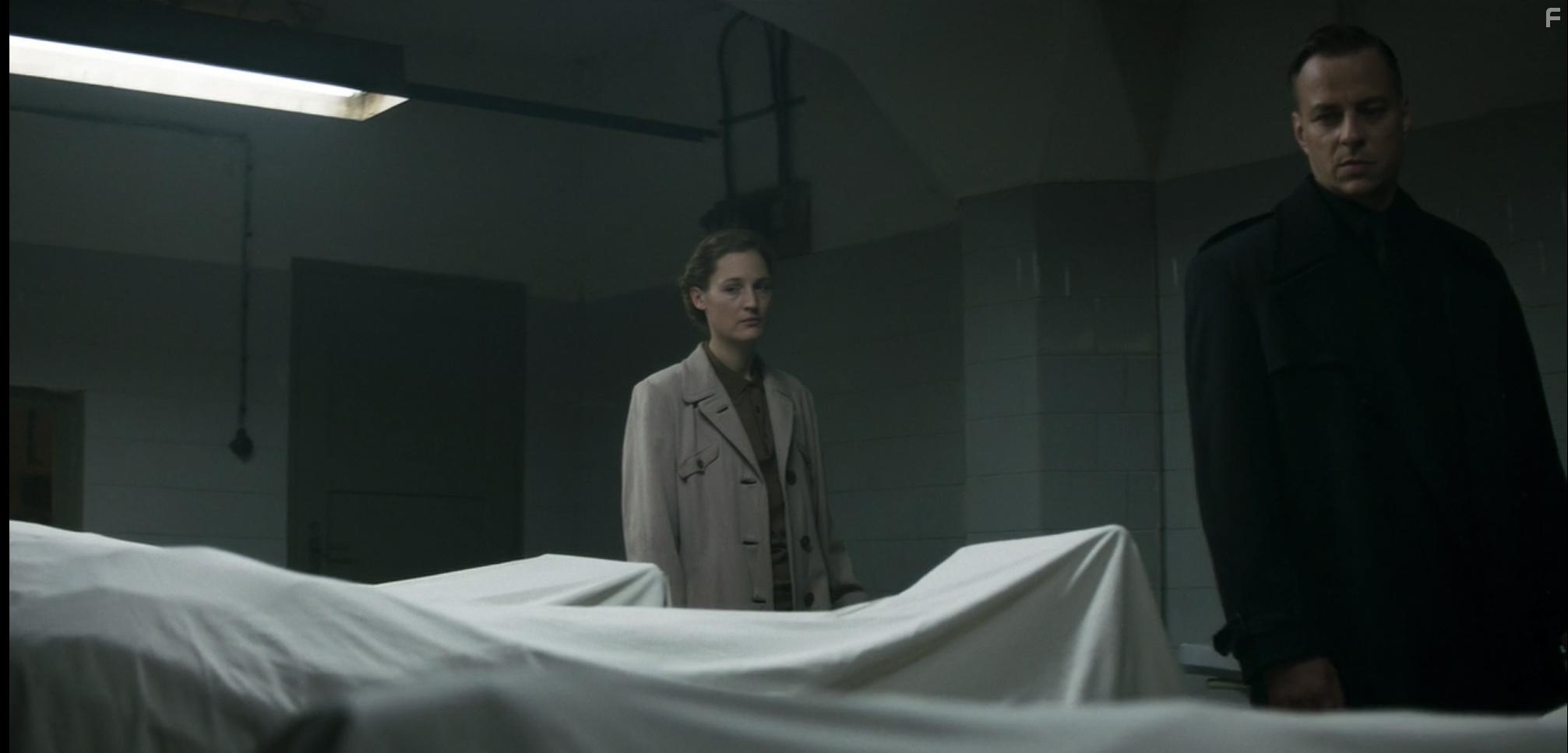 Tom Wlaschiha and Vicky Krieps in Das Boot (2018)