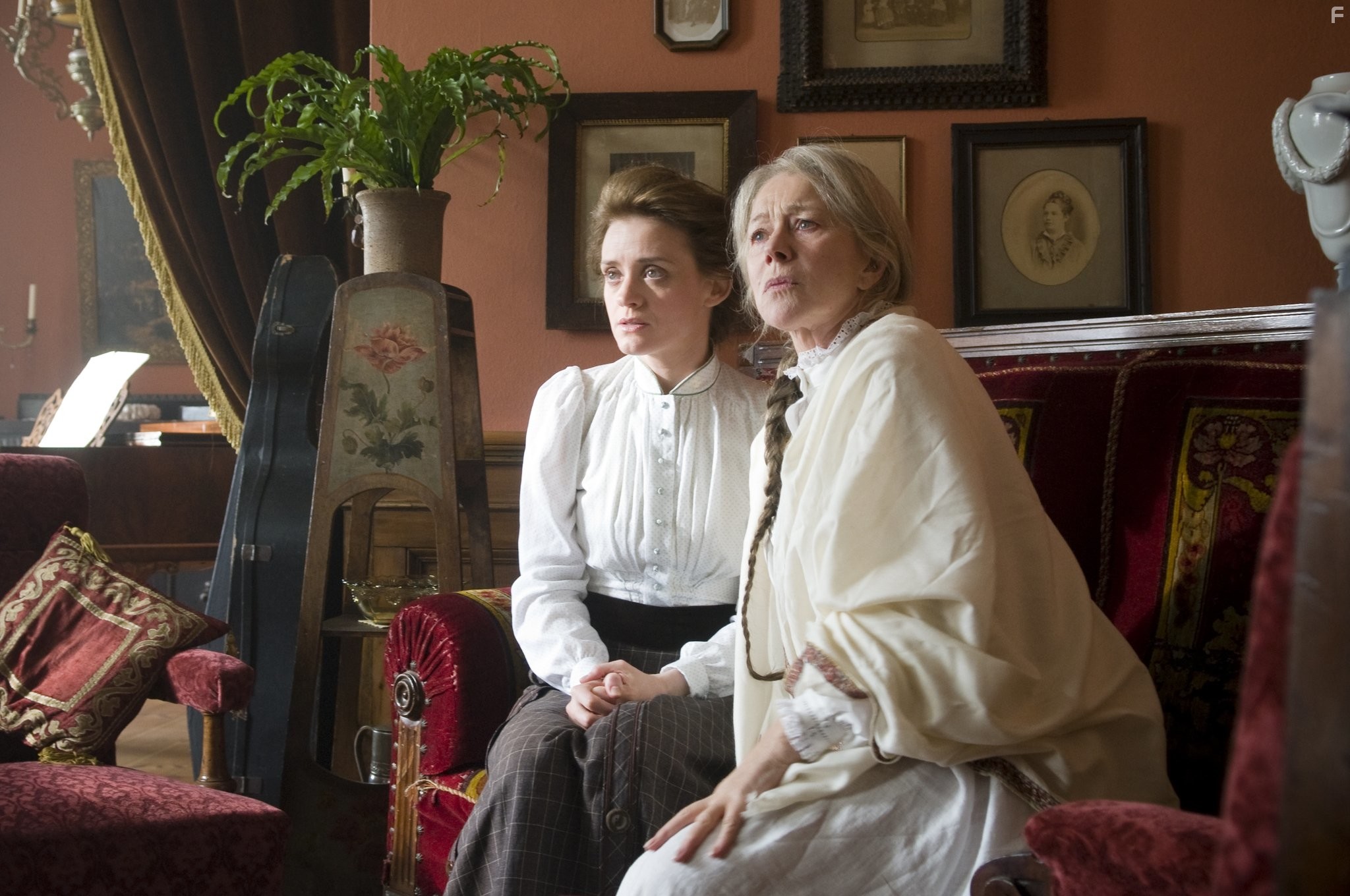 Helen Mirren and Anne-Marie Duff in Последнее воскресение (2009)