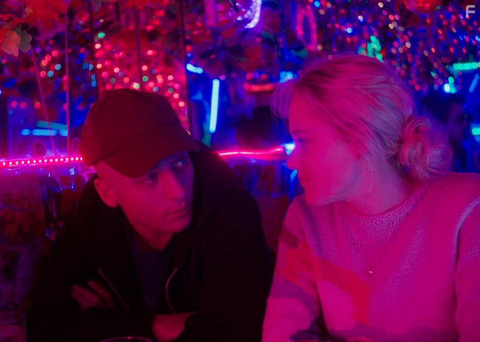 Jeremy Allen White and Maika Monroe in After Everything (2018)