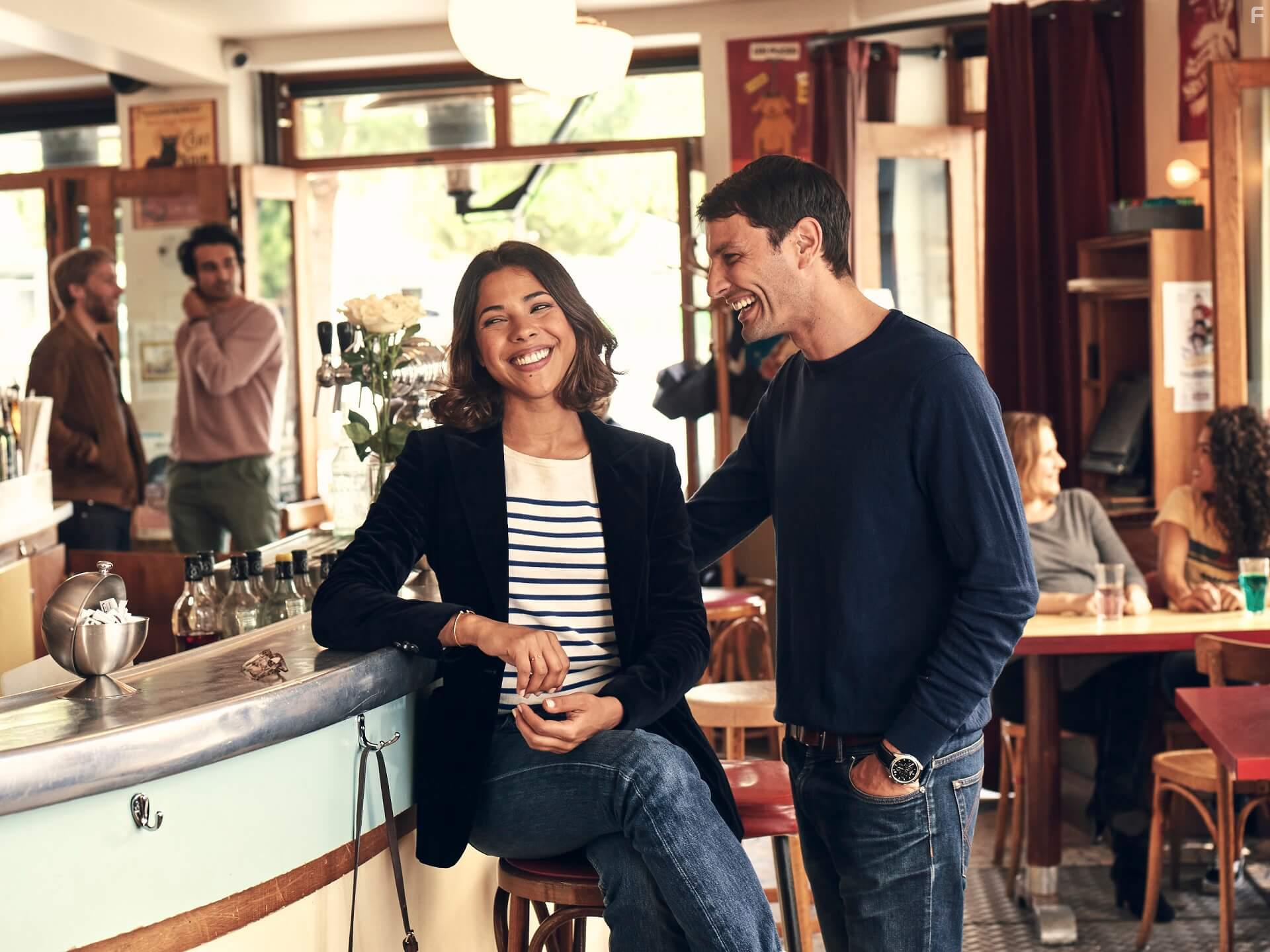 Josphine Dra, Sabrina Ouazani, Zita Hanrot, Marc Ruchmann, Tom Dingler, and Syrus Shahidi in Plan Coeur (2018)