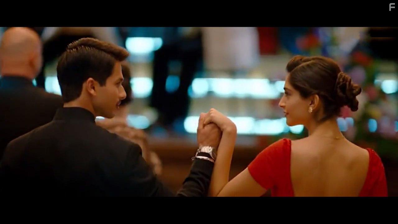 Shahid Kapoor and Sonam Kapoor in Mausam (2011)