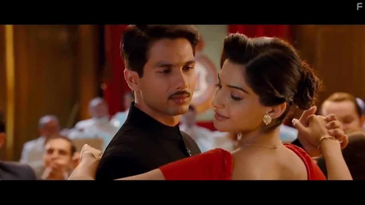 Shahid Kapoor and Sonam Kapoor in Mausam (2011)