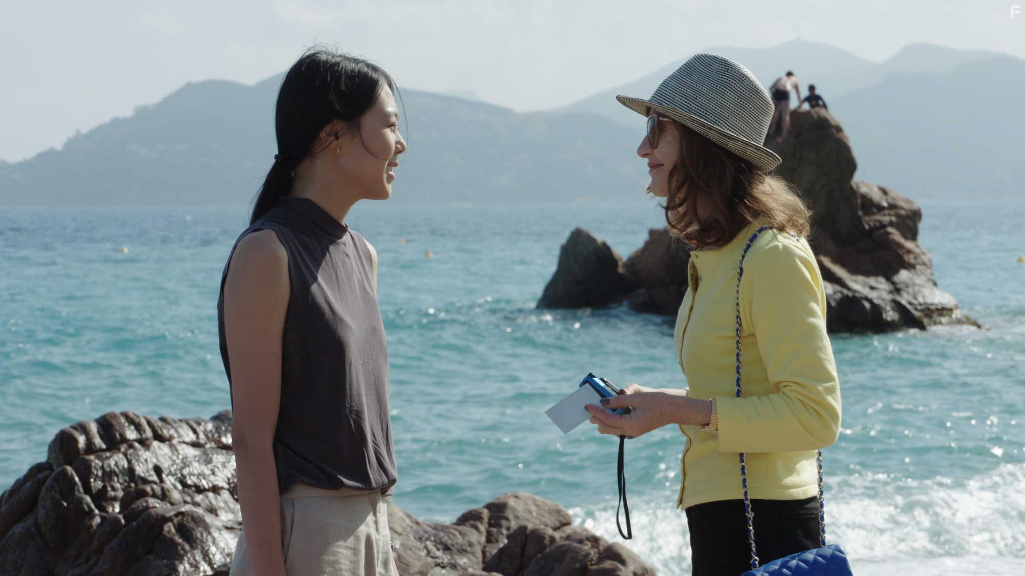 Isabelle Huppert and Min-hee Kim in La camra de Claire (2017)