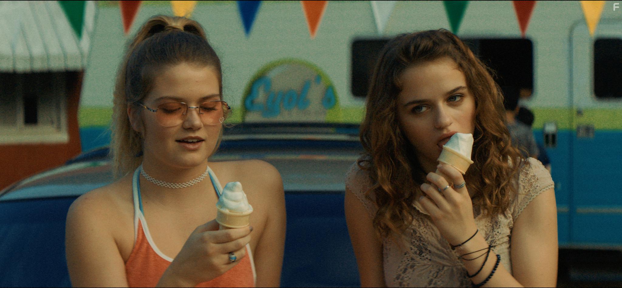 Joey King and Kelly Lamor Wilson in Summer '03 (2018)