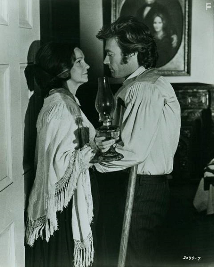 Clint Eastwood and Geraldine Page in Обманутый (1971)