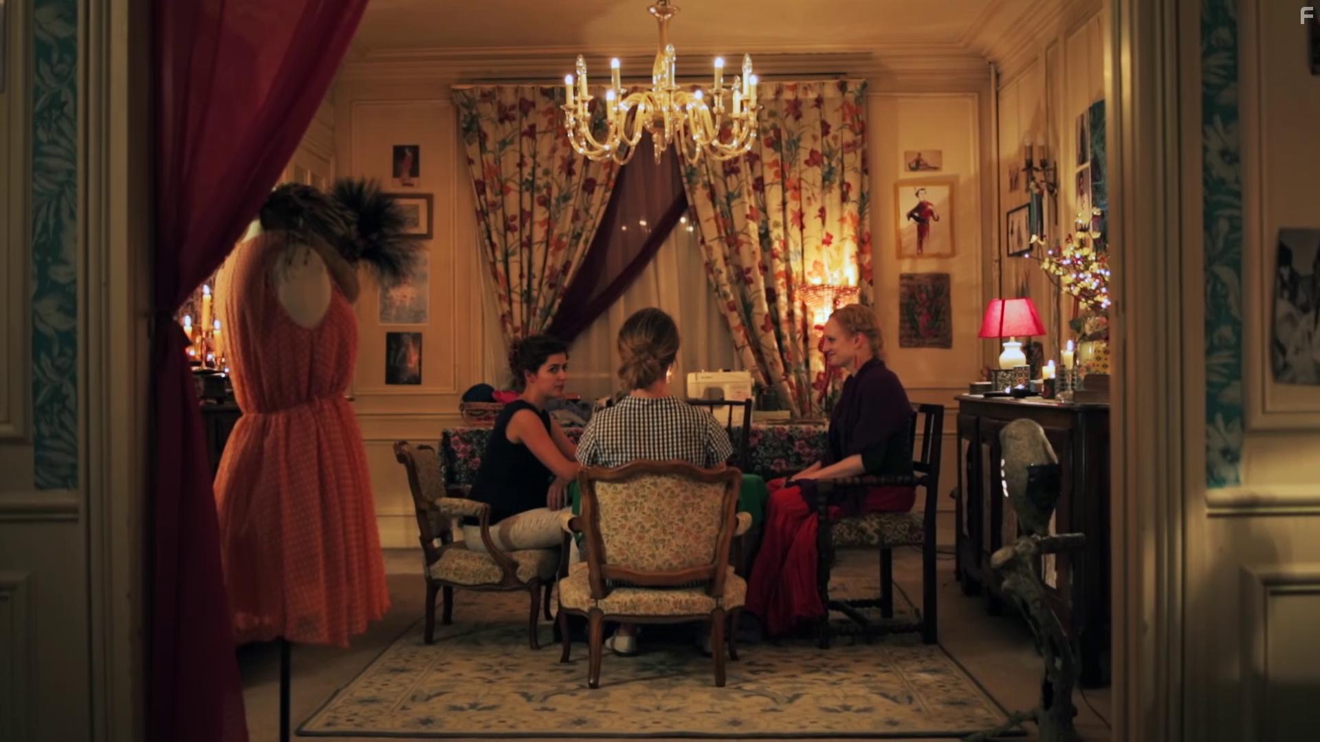 Manon Kneus, Aymeline Alix, and Amlie Porteu de la Morandire in Un loft au paradis (2017)