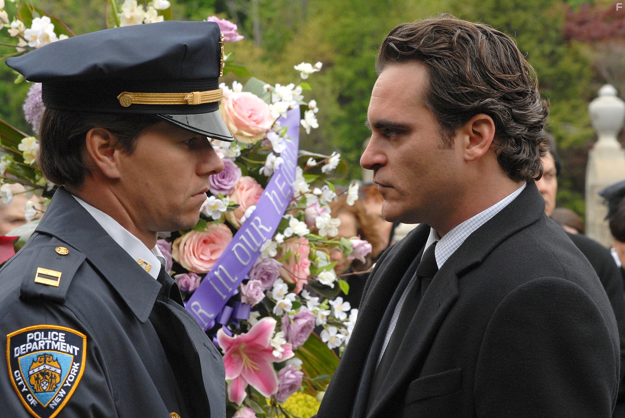 Mark Wahlberg and Joaquin Phoenix in Хозяева ночи (2007)