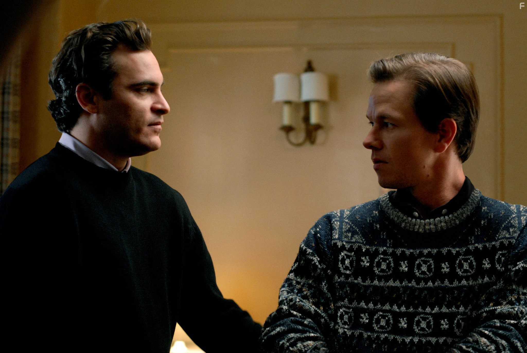 Mark Wahlberg and Joaquin Phoenix in Хозяева ночи (2007)