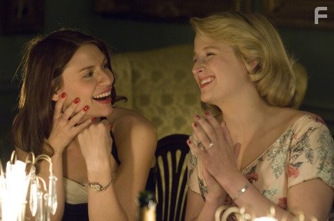 Claire Danes and Mamie Gummer in Вечер (2007)