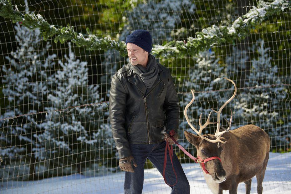 Corey Sevier in Northern Lights of Christmas (2018)